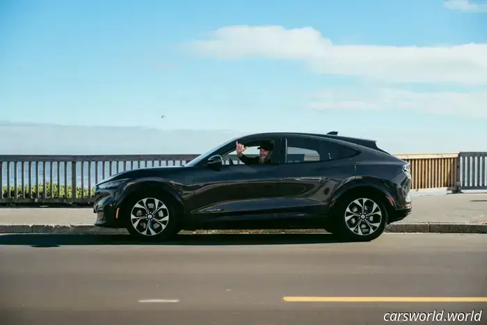 I proprietari di auto elettriche in California ora rischiano una multa di 490 dollari in base alle nuove regole di guida | Carscoops